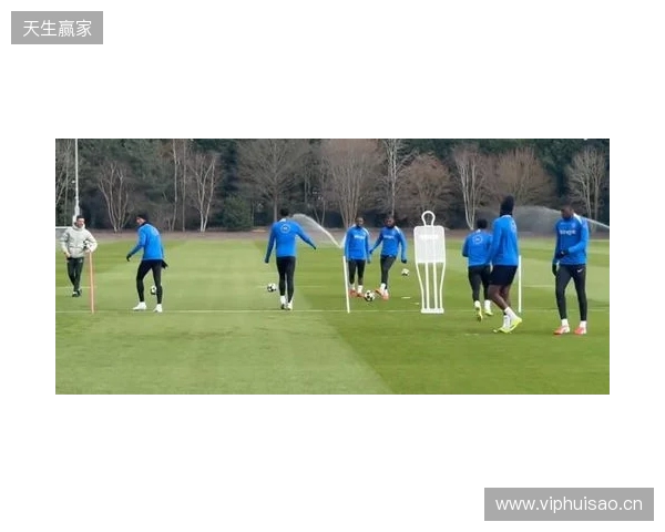 跟队：埃斯特旺参加了切尔西的公开训练，里斯、约恩森缺席